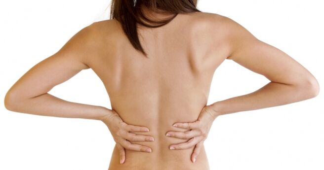 Torasik osteokondrozun karakteristik bir semptomu sırt ağrısıdır